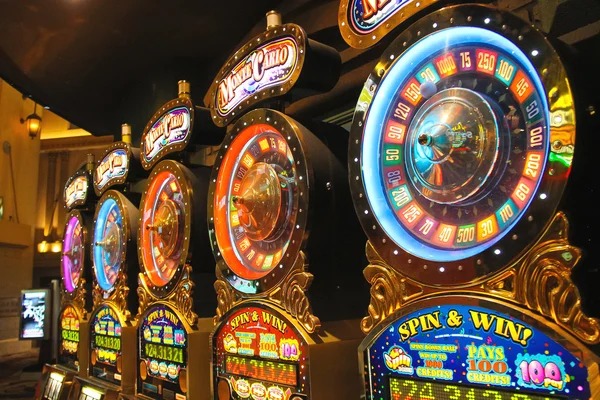 packman mobile app showing live blackjack dealer on Android and iOS devices